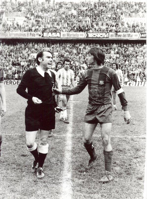 Cruyff, protestando al árbitro aquel día.