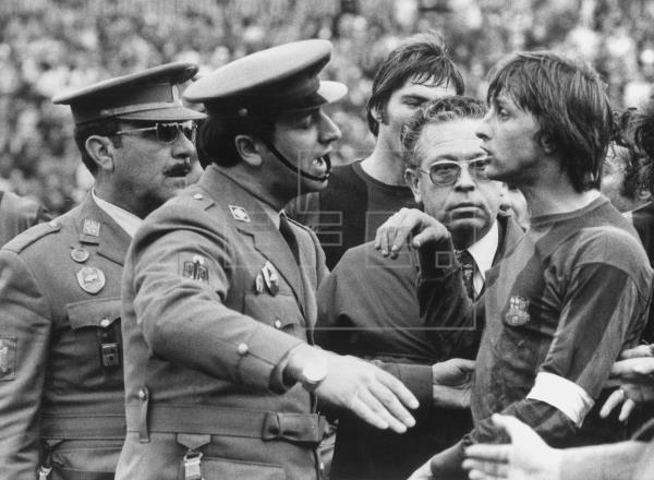 Cruyff, obligado a salir del terreno de juego por la policía.