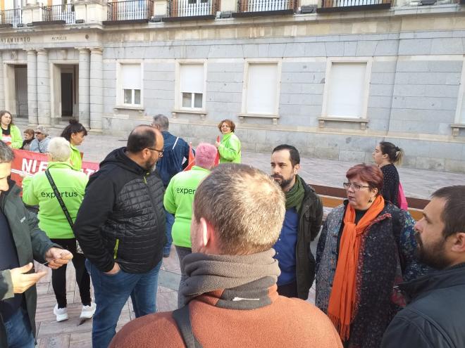 Monica Rossi y Jesús Amador a las puertas del Ayuntamiento.