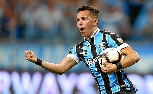 Eduardo Gabriel Aquino Cossa, 'Pepe', tras un gol con Porto Alegre.