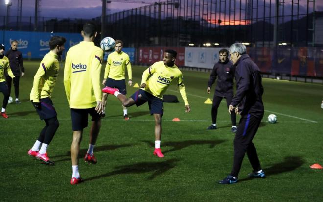 Setién, ante Ansu Fati, en un entrenamiento del Barça (Foto: FCB).