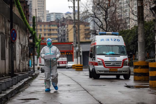 Un enfermero camina en Wuhan tras la cuarentena sobre la ciudad.