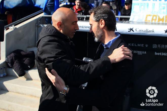 Abelardo y Vicente Moreno se saludan antes del Espanyol-Mallorca (Foto: LaLiga).