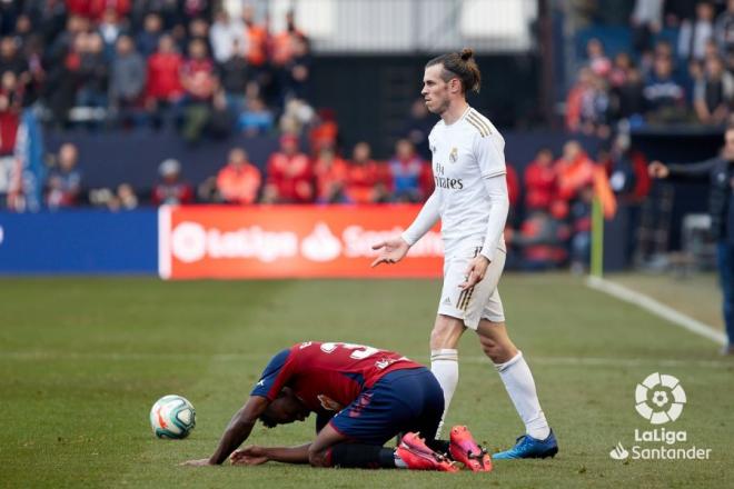 Gareth Bale protesta una falta de Estupiñán (Foto: LaLiga Santander).