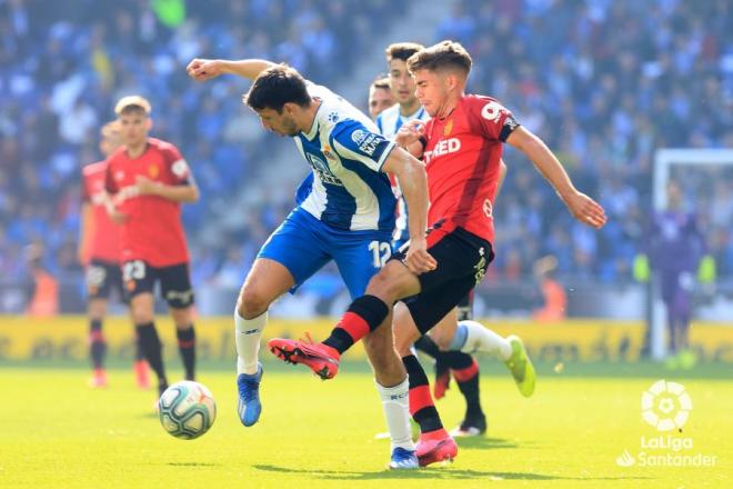 Calleri defiende un balón ante el Mallorca (Foto: LaLiga).