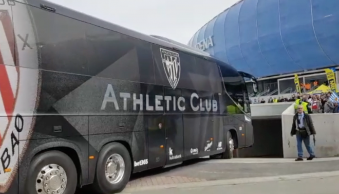 La llegada del autobús del Athletic Club al Reale Arena, escenario este domingo de un nuevo derbi vasco.