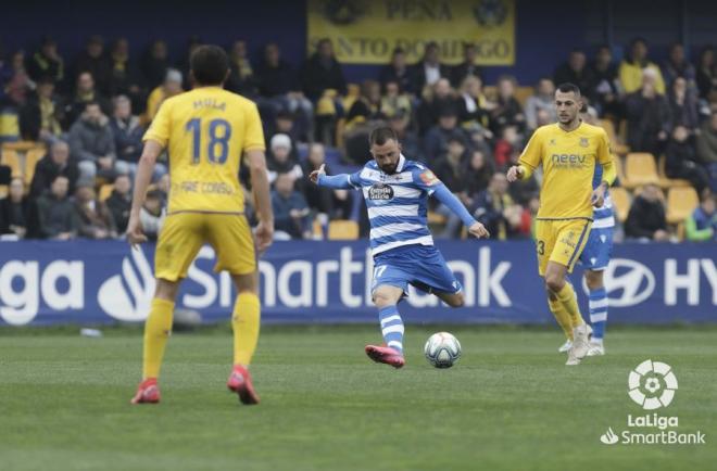 Emre Çolak se dispone a golpear el balón en el Alcorcón-Dépor (Foto: LaLiga).