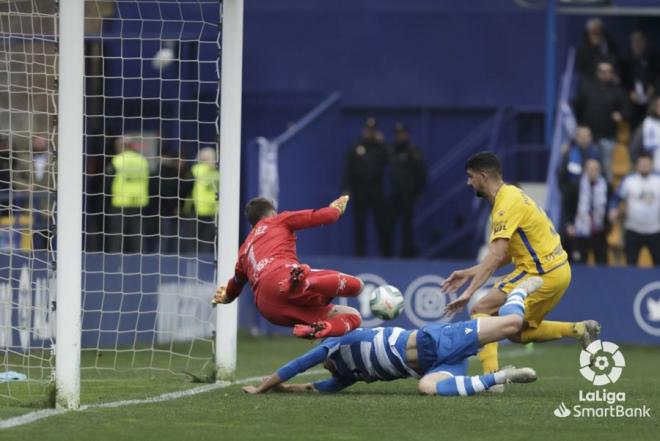 Eneko Bóveda intenta rematar en el segundo palo ante Dani Jiménez en el Alcorcón-Dépor (Foto: L
