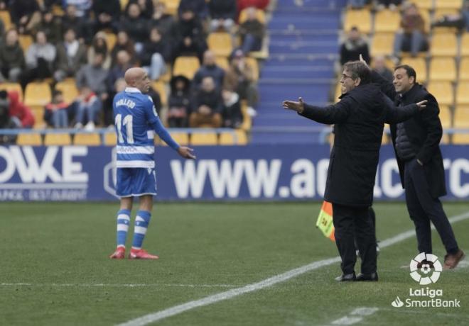 Fernando Vázquez muestra su disconformidad con los brazos abiertos en la banda del estadio de Sant
