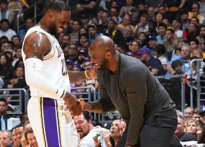 LeBron James y Kobe Bryant, durante un partido de Los Ángeles Lakers.