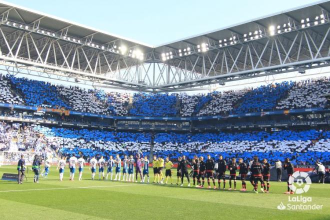 Los jugadores de Espanyol y Mallorca, en la salida al campo (Foto: LaLiga).