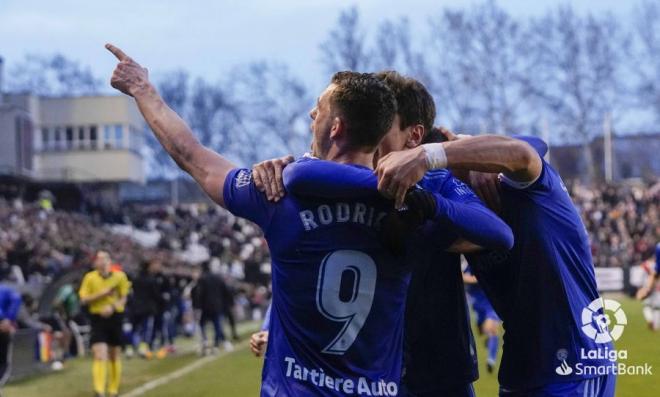 Los jugadores del Oviedo celebran el gol de Rodri en Vallecas (Foto: LaLiga).