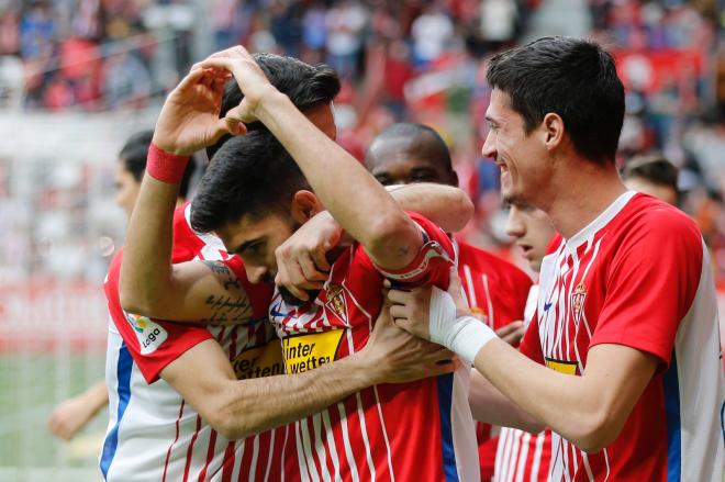 Los jugadores del Sporting celebran el gol de Carlos Carmona al Mirandés (Foto: Luis Manso).