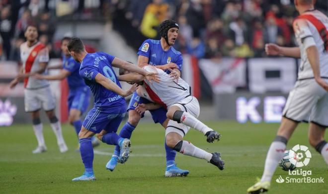 Luismi forcejea por un balón ante un rival en su anterior etapa en el Real Oviedo (Foto: LaLiga).