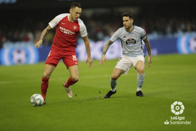 Lucas Ocampos y Hugo Mallo, durante el Celta-Sevilla (Foto: LaLiga).