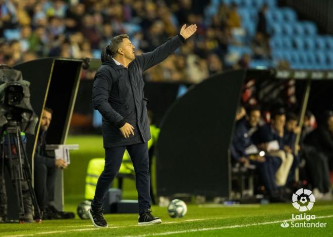 Óscar García da indicaciones a sus jugadores durante el Celta-Sevilla (Foto: LaLiga).