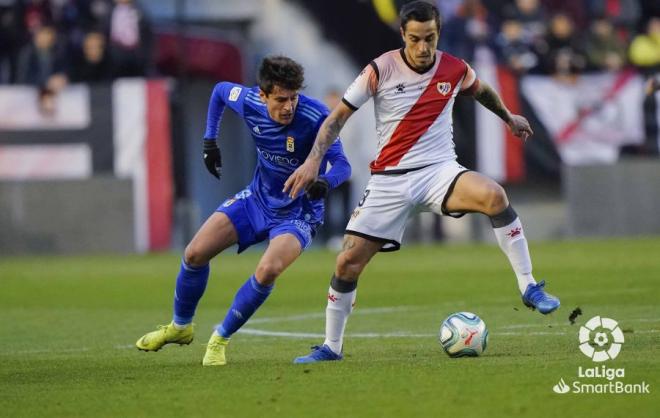 Sangalli pelea por un balón ante un jugador del Rayo (Foto: LaLiga).