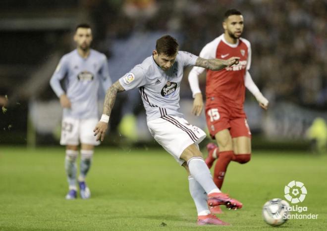 Smolov golpea el balón en su debut con el Celta contra el Sevilla (Foto: LaLiga).