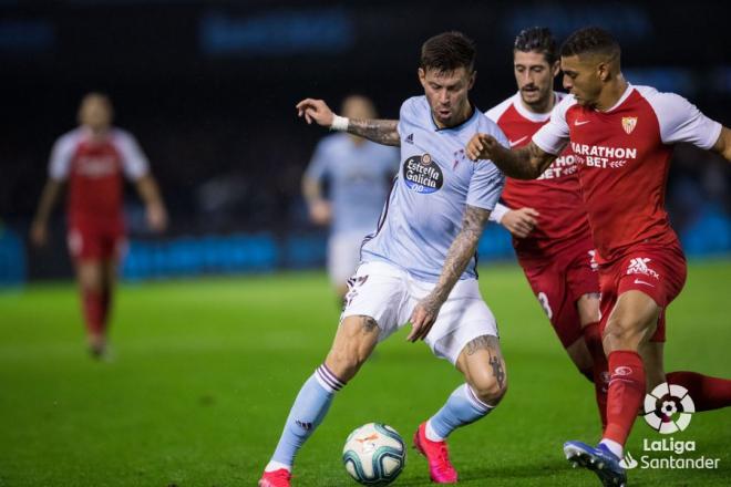 Smolov conduce el balón en su debut con el Celta contra el Sevilla (Foto: LaLiga).