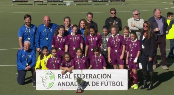 La selección onubense alevín posa como campeona de Andalucía.