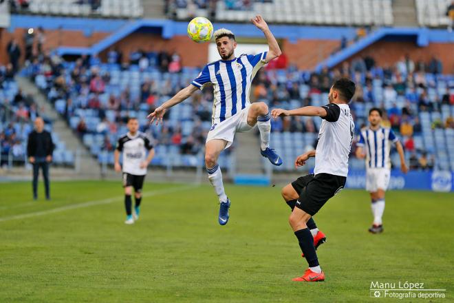 Isi Ros intenta controlar un balón ante un adversario. (Manu López / Albiazules.es).