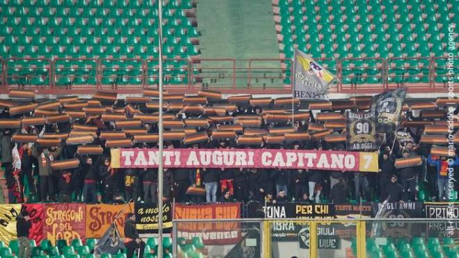 Los aficionados del Benevento felicitan al desaparecido Carmelo Imbriani por su cumpleaños.