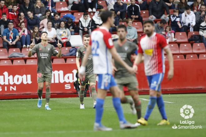 Marcos André, a la izquierda, tras el gol anotado al Sporting de Gijón (Foto: LaLiga).