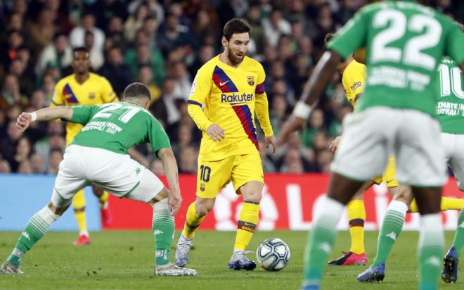 Messi, encarando a varios jugadores del Betis (Foto: @FCBarcelona).