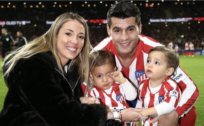 Álvaro Morata y Alice Campello con sus hijos vestidos del Atlético de Madrid en el Wanda Metropolitano.