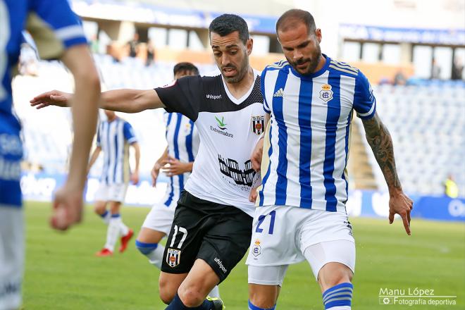 Nano pugna un balón con un rival durante el partido contra el Mérida. (Manu López / Albiazules.e
