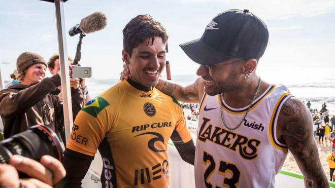 Neymar viajó, como Rodrygo y Vinícius, a Nazaré a ver surf.