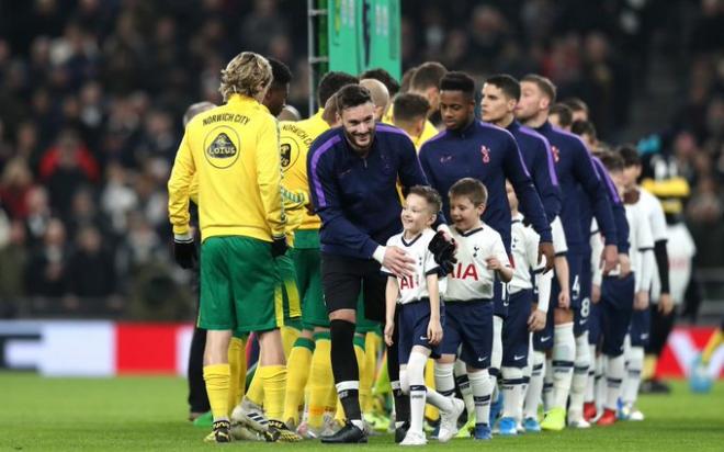 Los niños acompañan a los jugadores del Tottenham (Foto: Spurs).