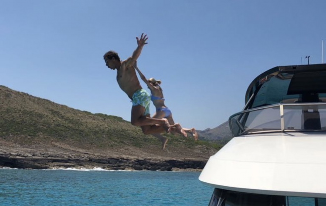 Rafa Nadal, saltando desde su yate en las Islas Baleares (Foto: Instagram).
