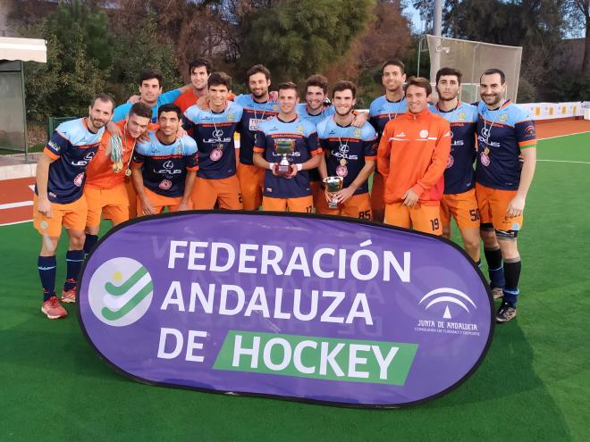 El equipo sénior del Hockey Benalmádena, con el título de la Supercopa.