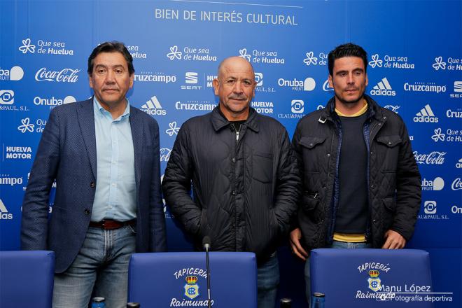 Claudio Barragán posa con Manolo Zambrano y Juan Antonio Zamora. (Manu López / Albiazules.es).