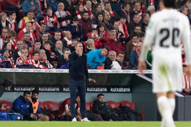 Gaizka Garitano da instrucciones a sus jugadores junto al banquillo de San Mamés (Foto: Edu del Fr