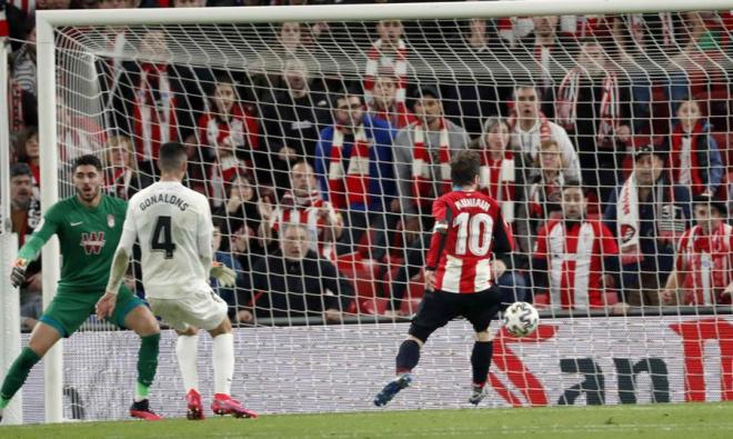Iker Muniain marca el 1-0 del Athletic ante el Granada en la Copa del Rey.