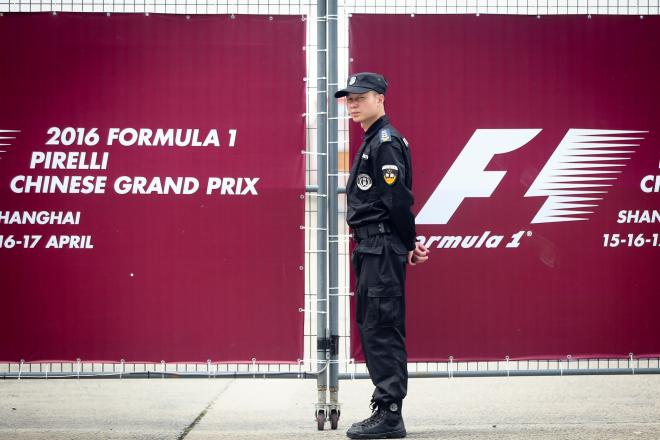 Un guardia de seguridad chino hace guardia fuera del paddock antes del Gran Premio de Fórmula.