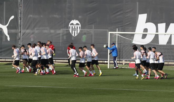 Entrenamiento del Valencia CF previo al Atlético de Madrid con Gayà (Foto: David González)