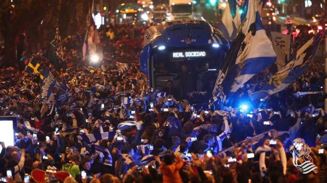 Llegada del autobús de la Real Sociedad al Reale Arena en la semifinal del año pasado ante el Mirandés (Foto: Real Sociedad).
