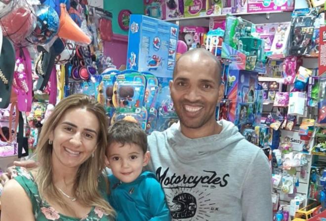 Mario Regueiro atiende en su juguetería junto a su familia (Foto: Olé).