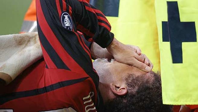 Ronaldo se marcha entre lágrimas tras lesionarse con el Inter de Milán hace 12 años.