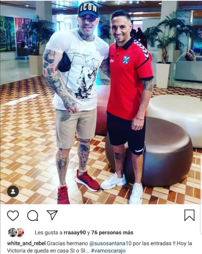 Un aficionado nazi posa junto al jugador del Tenerife Suso Santana.