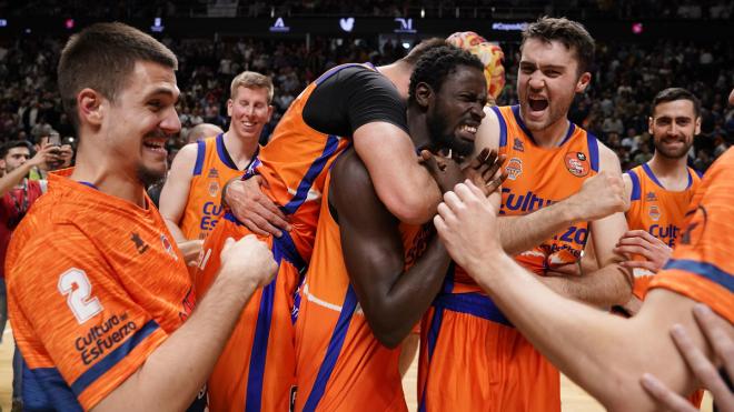 Valencia Basket celebra el triunfo.