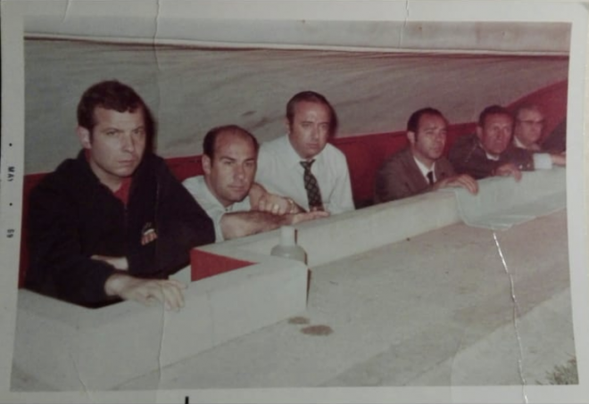 Vicente Peris siempre veía los partidos en su silla o en el banquillo, nunca en el palco (Fotos cedidas por Merchina Peris)