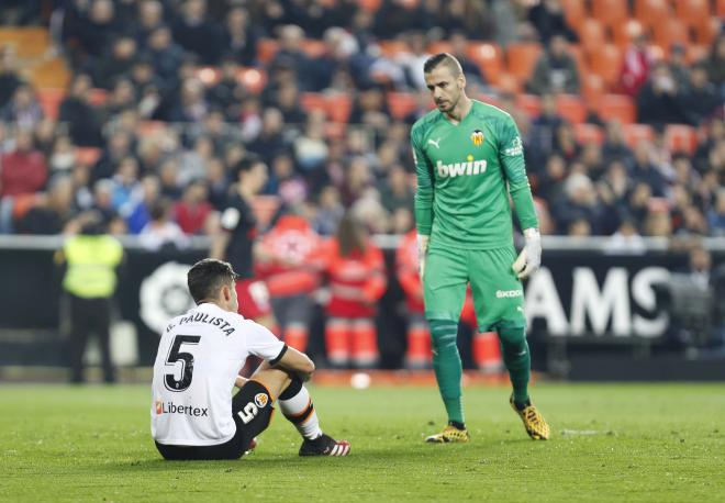 Maxi Gómez y Gabriel Paulista son baja por sanción para el Real Sociedad-Valencia (Foto: David González).