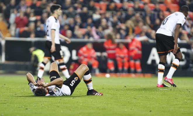 Gabriel Paulista se lesionó en el Valencia-Atlético (Foto: David González).