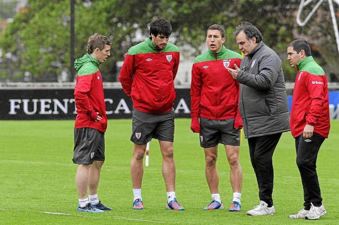 Iker Muniain, Javi Martínez, De marcos y Marcelo Bielsa en Lezama en un entrenamiento del Athletic.