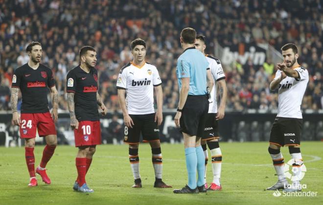 Los jugadores protestan una de las decisiones del árbitro.