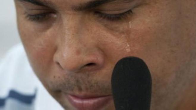 Ronaldo llora al anunciar su retirada del fútbol.